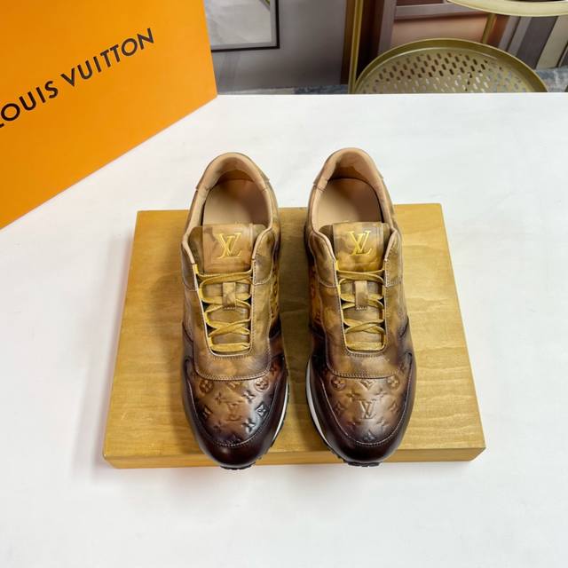 L家 顶级 Size：39-44 38和45可定做 Lv奢品秋冬款男士run Away 运动鞋，采用经典开边珠牛皮老花擦色、适合四季穿着舒适透气，内里网布配牛皮